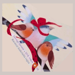 Baracsi Gabriella grafikus illusztrációja. Egy kakukkfióka felnevelő szüleit, két vöröbegyet ölel át. 